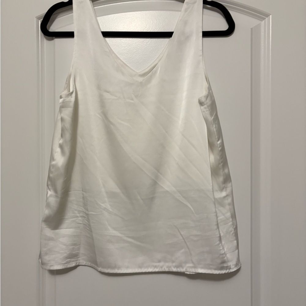 Elegant White Sleeveless Top - Picture 3 of 3